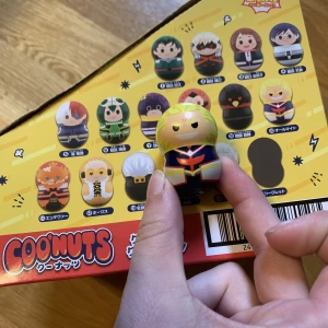 Coo’nuts All Might BNHA Minifigur - En liten coo’nuts figur som står och balanserar - kan knuffas över men ställer sig upp igen! Endast uttagen ur förpackning - nyskick. Kan även bytas mot Dabi eller Shigaraki i samma set.