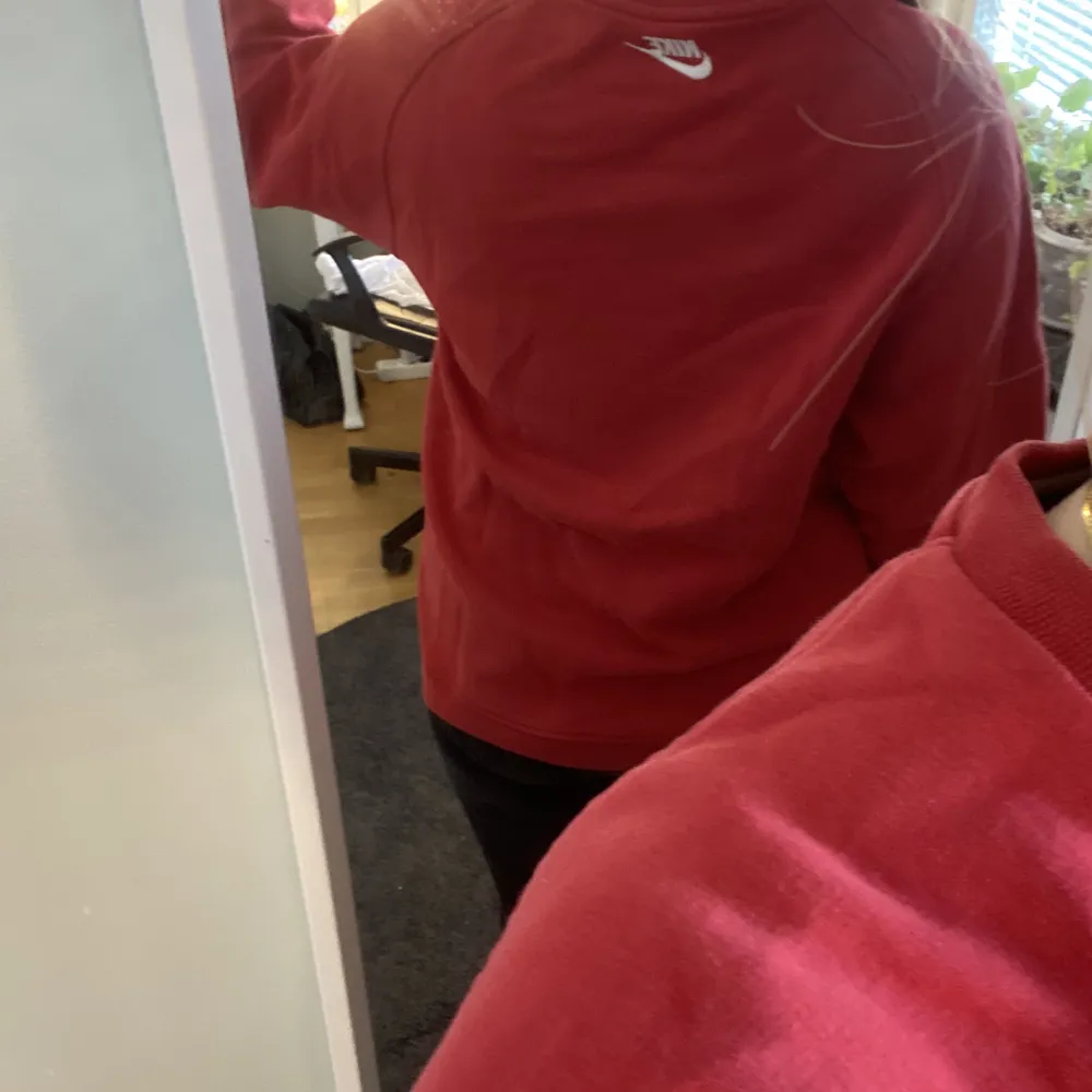 Super snygg röd nike tröja som är köpt second hand. Tröjan är i jätte bra skick. Den har en overaized fit och är jätte trendig!. Tröjor & Koftor.