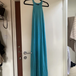 Lång klänning  - Säljer min blåa långklänning från Gina tricot. Använd en gång. Går ända ner till marken på mig  som är 1,60 lång. 