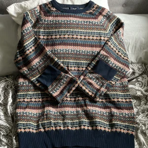 Grandpa sweather  - Tröjan är i large och jag brukar ha tröjor i s/m så den sitter lite overzised men inte jätte mycket. Jag säljer den för att jag inte använder den längre. Köpte den för två år sen ish men den är i superbra tillstånd. Original priset va runt 600kr