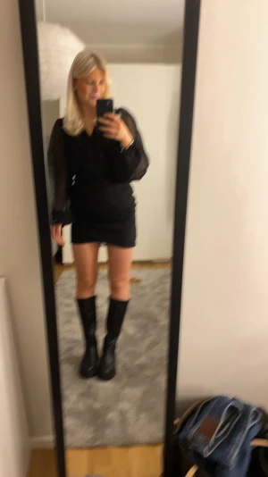 Stövlar - Säljer mina fina stövlar för att jag inte får någon användning för dom, superfina och endast använda 1 gång så dom är i super bra skick!🩷köpte dom för 500kr så säljer för 250kr.  Köparen får stå för frakten