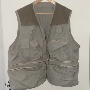 Vest Väst - 9/10 used for commercials. This was used on one of the ads. Fashionable and functional 