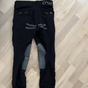 Ridbyxor strl 40 - Ridbyxor i storlek 40, skulle säga att de passar en 36, möjligtvis 38. Sparsamt använda och inga slitningar eller hål