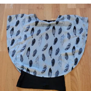 35 - Topp i storlek 146/152 från Lindex. Den är tunn och har ett bomullslinne under. Knappt använd så i utmärkt skick. Köparen står för frakten💕