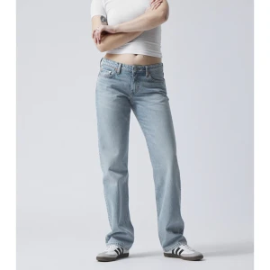 Low waisted jeans - Jättesnygga lågmidjade blåa jeans från weekday, ganska använda men fortfarande i bra skick!