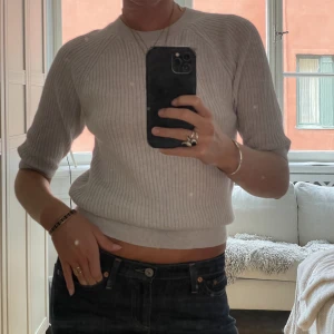 Kashmir t-shirt - Kortärmade t-shorts i kashmir. Finns både i en ljusgrå och en ljusbeige färg. Säljs för 300 st, kan sälja båda för 500.