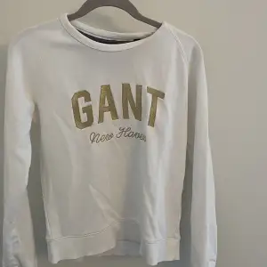 Säljer denna vita Gant tröja med guld detaljer. Perfekt nu till hösten/vintern. Storleken är 13-14 years men passar mig som är S. OBS ingen fri frakt! Köparen står för frakt. Dm för fler bilder💕💕💕