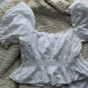vit cropped blus med puffiga armar - för stor för mig, skriv om du undrar ngt
