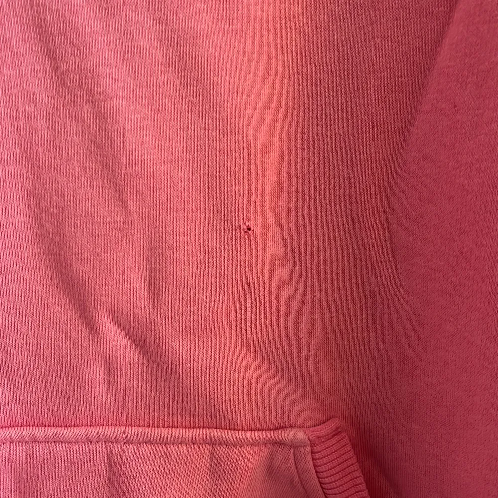 Snygg rosa hoodie som knappt använts💕 från bikbok💕 håller fortfarande form precis som en ny hoodie, det enda är ett pyttelitet hål (1x1mm) fram med det är det enda❤️. Hoodies.