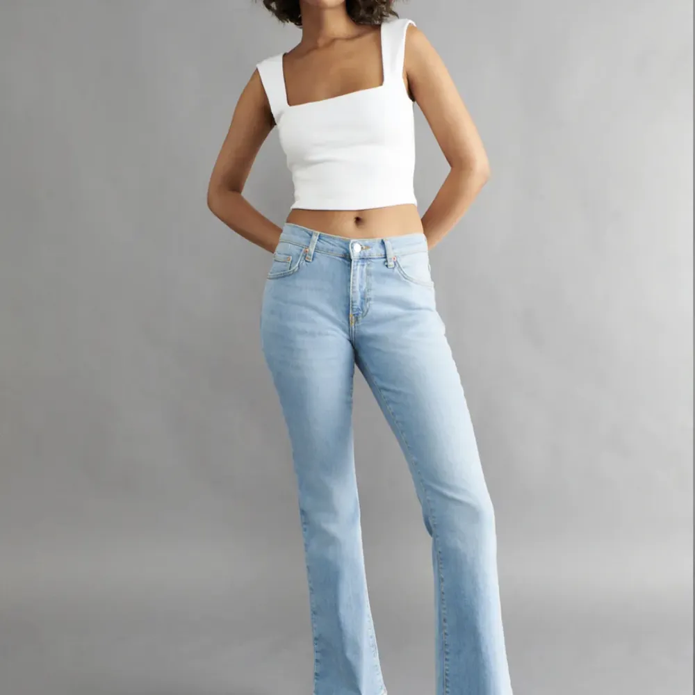 Säljer mina super fina blåa jeans🩵Jeansen är ljusblåa och kommer från Gina tricot. Jeansen har några små fläckar på sig. Kontakta för noggrannare bilder🩵. Jeans & Byxor.