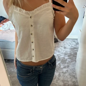 Linne med volang - Jättegulligt linne med volanger från asos!🌟 använd fåtal gånger och i superskick, kommer dock aldrig till användning💞