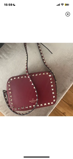 Valentino camera bag - Intressekoll på min jättefina röda valentino väska, camera bag modellen! Köpte för 6500kr hör på plick men hon köpte den på vestiare för 9000kr! Äktehetskontrollerad på vestiare. Den e i jättebra skick!! 😋😋❤️ 
