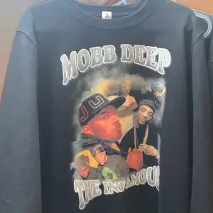 Mobb deep tröja, regular fit. 