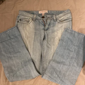 Low waist jeans❤️ - säljer ett par low waist jeans i storlek 34❤️Säljer dom för att de är lite för taita och kan diskutera pris❤️ inga fläckar vad man kan se❤️ 