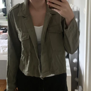 Militärgrön jacka/skjorta - Säljer denna väldigt fina kroppade jackan då den inte kommer komma till användning. Väldigt fint skick och sparsamt använd. Storlek 42, sitter som en m/l.