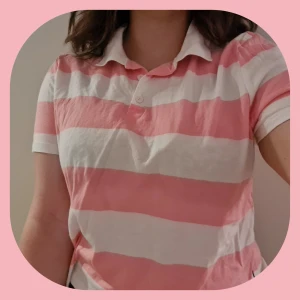 Pikétröja från Monki  - Söt piketröja från monki! Inte crop top men liiite kortare än standard T-shirt! 