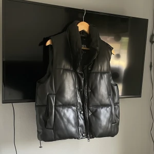 Glansig väst  - Så fin svart väst från Zara i storlek S! Fint skick, säljer då den aldrig kommer till användning:) 