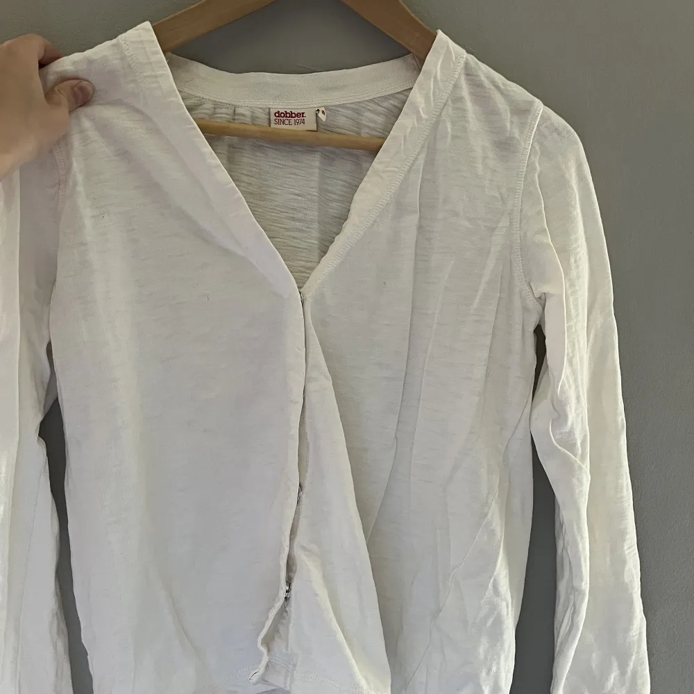 Blus/tshirt från Dobber i superfint skick! Knäpps med knappar framtill, väldigt luftig och skön att ha på sig. (Endast legat i garderoben ett tag därav lite skrynklig)💗. Skjortor.