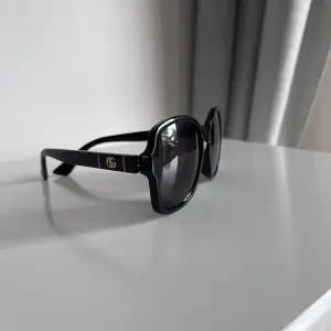 [inga tillbehör tillkommer då jag fått dom av en vän]  äkta gucci glasögon modell GG0765SA 002 i svart,, finns ej längre på hemsidan men nypris ca 3000kr. säljer de billigare pga lite slitage på insidan av bågarna (se bild 2) bara att dm för fler bilder! 