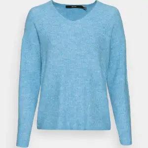 Säljer denna superfina stickade tröjan från vero moda som jag knappt använt!🥰