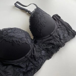 Bustier - Bh från H&M med fina spetskanter. Strl 70B, nyskick!