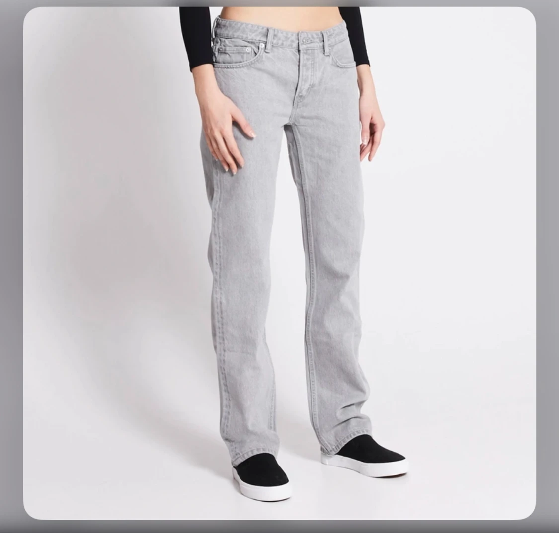 Gråa jeans
