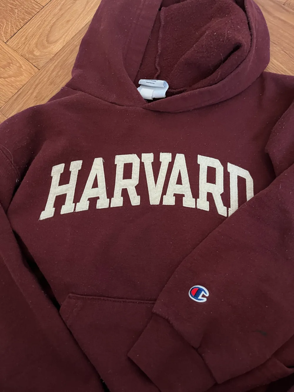 Cool hoodie köpt på butiken i Harvard. Gjord av Champion. Lite noppig men i jättebra skick.  passar 140-146. Hoodies.