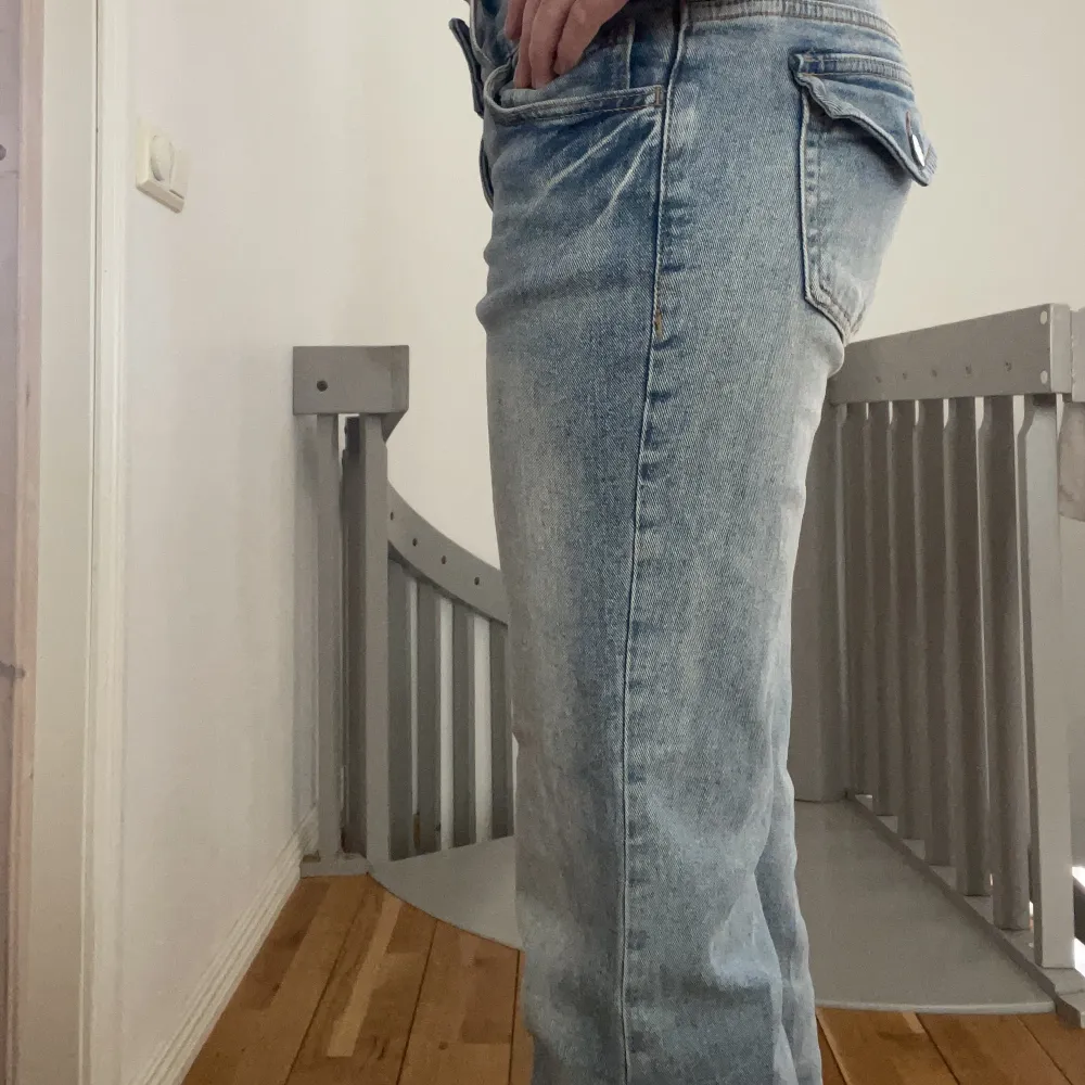 Favorit jeans från hm som tyvärr har blivit för korta i längden då jag är 175cm! Liknar true religion jeans mycket. Passar någon som är 165-170cm lång! Skriv till mig för flera bilder eller andra frågor!💞. Jeans & Byxor.