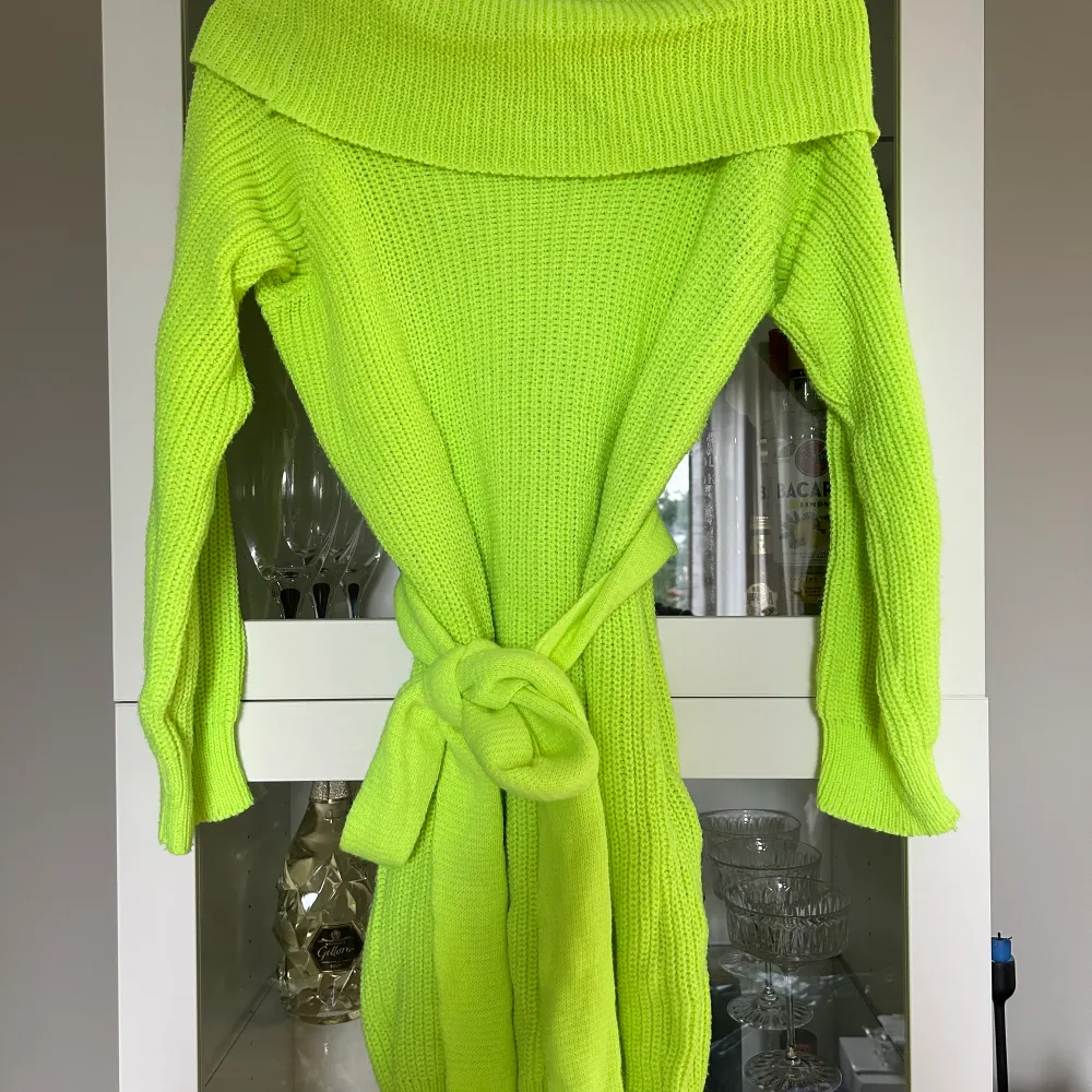 En neongrön klänning från Lisa Anckarmans kollektion med Madlady.  Använd fåtalgånger Storlek XS/S. Klänningar.