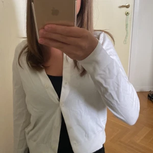 Basic kofta - En vit basic kofta från hm i storlek S, superfin och passar till allt💕använd ett fårtal ggr!