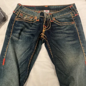 True religion Bootcut - bootcut true religion i väldigt bra skick som bara används en gång. Säljer pga att de inte kommer till användning längre men sjukt fina!💗 