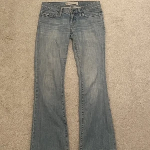Lågmidjade jeans från gap - Sjukt snygga lågmidjade bootcut jeans från gap som tyvärr var för små för mig. Midja: 80cm  Innerben: 81cm (Sista bilden är lånad från förra säljaren)