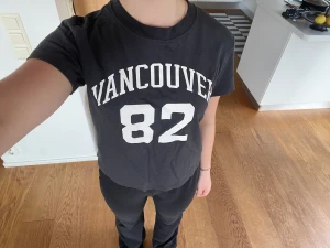 Grå tshirt - Jätte fin grå tshirt från HM i storlek S , det finns två små fläckar som knappt syns (dem visas på sista bilden) skriv gärna innan du köper 💗