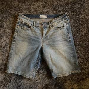 Ljus Blå Cubus Jeans Shorts. Storlek 29, modell: stretch. Lite använda, inga märken/hål/smuts och kvaliten är bra. Kunden betalar frakten 😚.