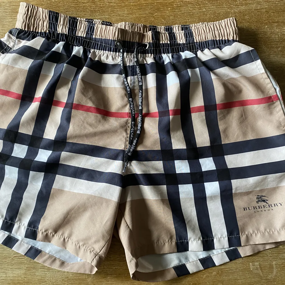 Tjena säljer dessa feta Burberry badshorts/shortsen perfekt för sommaren, endast testade.  1:1 Burberry. Storleken är L men sitter som XS/S. Shorts.