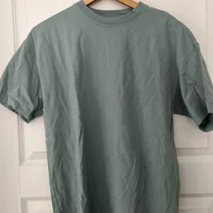 Oversized t shirt i storlek s passar M  Grön/blå aktig färg 