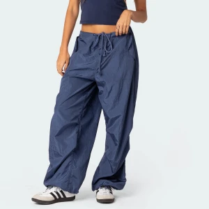 Edikted cargo pants  -  Rian nylon cargo pants från Edikted i färgen navy🫶🏼Storlek Xs/s. I nyskick och knappt använda. 