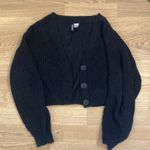 Kofta - Säljer denna svarta koftan från H&M!✨👌💕