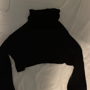 Stickad croppad turtleneck - Väldigt skön på vintern och är ganska använd men i bra skick