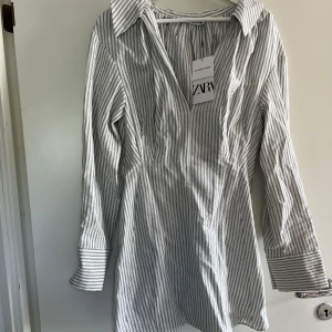 Randig skjortklänning - Matilda Djerf esk skjortklänning Helt ny och oanvänd Storlek M men passar bra på S med 