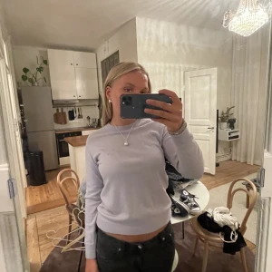 Filippa k tröja - Här är den andra blåa tröjan från Filippa k som jag säljer!! Denna har dock tre hål vid högersida! Därav priset..