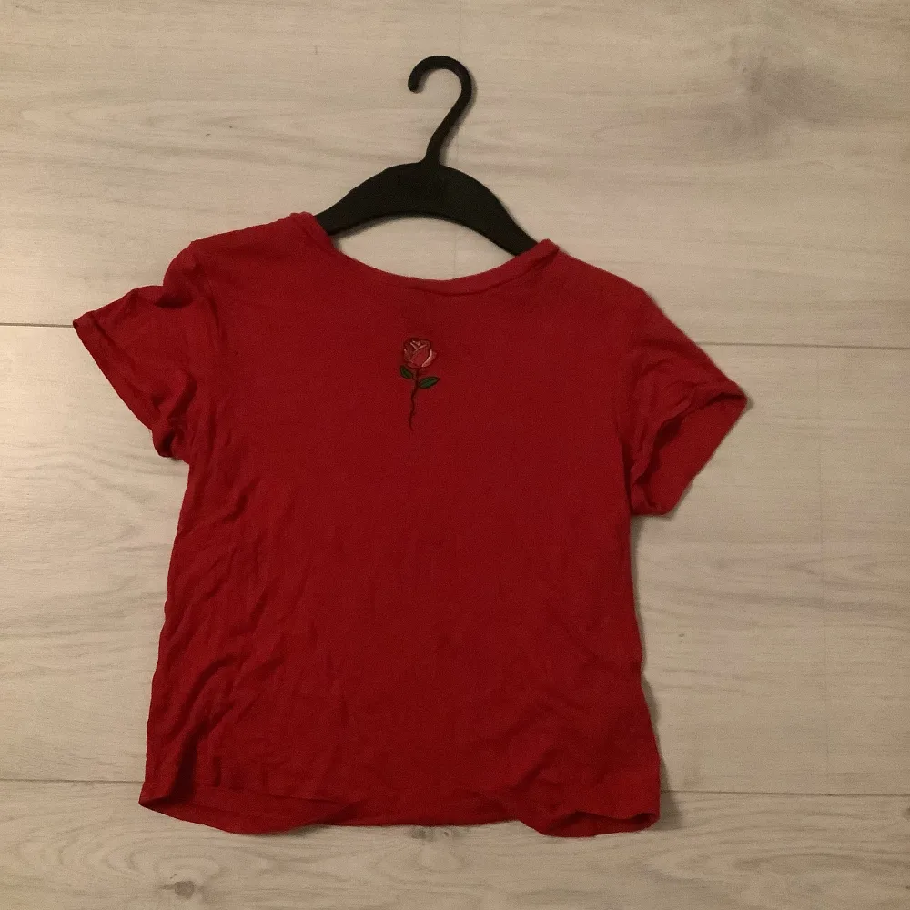 Röd T-shirt från hm, använt skick (EJ FRI FRAKT). T-shirts.