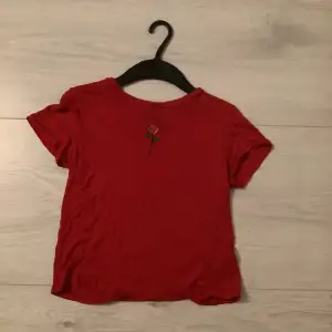 Röd T-shirt från hm, använt skick (EJ FRI FRAKT)