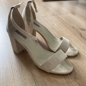 Klackar - Fina klackskor i beige mocka.  I använt skick men inga slitningar som märks av. Klackhöjd 9cm.  Skriv vid fler bilder eller intresse!
