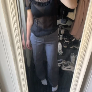 Kostymbyxor  - Jättefina gråa kostymbyxor från Madlady. EU 32 L28 men har gjort dem lite längre så dem passar till någon som är 1,60. Skriv för fler bilder/ frågor❤️‍🔥