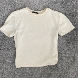 stickad t-shirt - säljer min tröja för den är för liten, tröjan ör lite kroppad. Har använt den typ 10 ggr nypris 199kr säljer för 100kr🩷