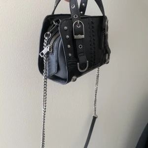 Väska  - Superfin axelväska från Zara. Använd men väl omhändertagen. 