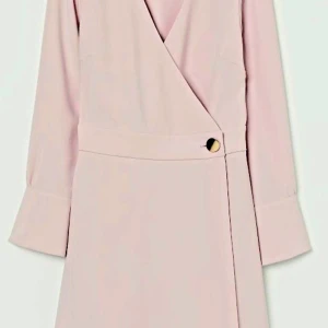 Ljusrosa blazerklänning i omlottmodell. Strl36. Aldrig använd. Nypris 349kr.  - Ljusrosa blazerklänning i omlottmodell. Strl 36. Aldrig använd. Nypris 349kr. Jättesnygg i klassisk stil. Se övriga annonser med kläder i strl 34,36,38 (xs, s, m). Säljer mycket då det är för stort för mig. 