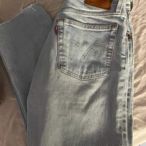 Jag är 164cm. Storlek W26 L26. Jeansen är i nyskick använda max 3-4 gånger, köpta för 1245kr. 