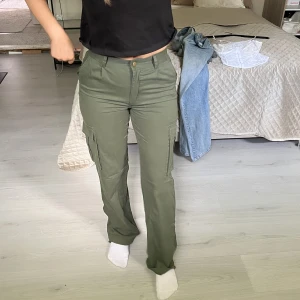 MADLADY BYXOR - Heej! Säljer dessa cargos ifrån MADLADY😍 (aldrig använda)